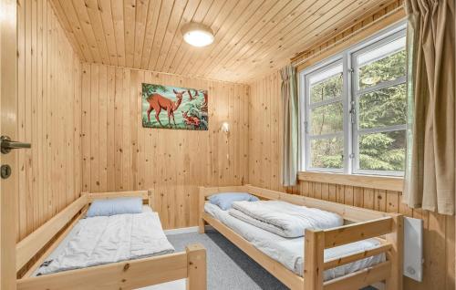吉斯特拉普Stunning Home In Gistrup With Wifi的客房设有两张床和窗户。