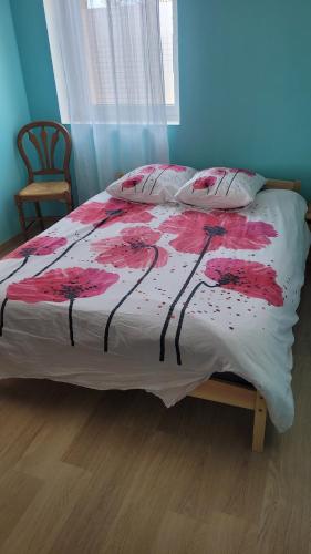 索肖Les Hauts de Sochaux的一间卧室配有一张带红白毯子的床