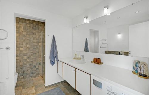 森讷比2 Bedroom Cozy Home In Rm的白色的浴室设有水槽和镜子