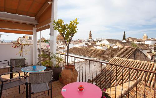 科尔多瓦玛迪娜酒店的设有带桌椅的市景阳台。
