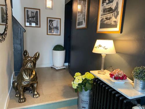 拉瓦勒Chez Patou的走廊上,有一只狗的雕像,坐在地板上
