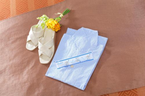 浦安MYSTAYS 舞滨酒店的一张带蓝白餐巾和鲜花的桌子