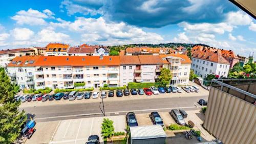 维尔茨堡Eleonoras Ferienwohnungen in Würzburg Stadt inklusive eigenen Parkplätzen vor der Tür的城市景观,停车场有车辆停放