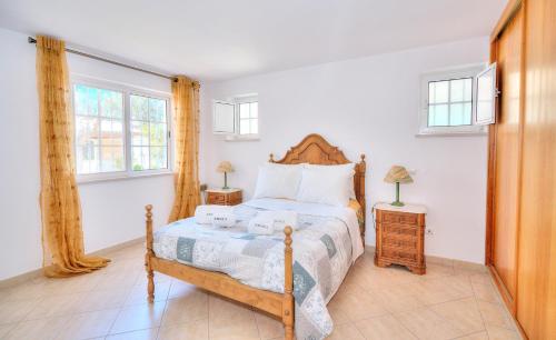 维拉摩拉Amora Classic Villa的一间卧室设有一张床和两个窗户。