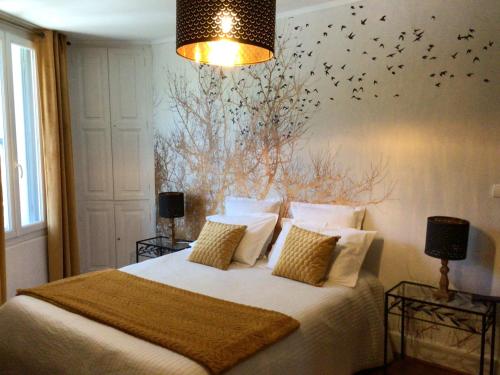 圣洛朗代古兹珍妮旅馆的卧室配有一张墙上鸟床