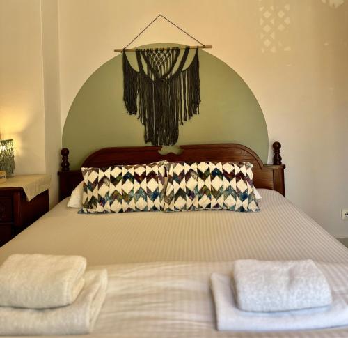 布德瓦Villa Merci Budva的一间卧室配有一张床,上面有两条毛巾