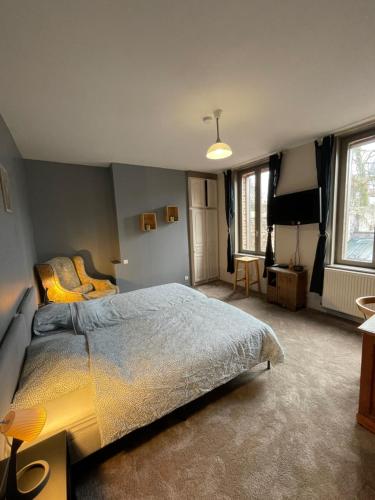 杜埃Douai house的一间卧室配有一张床和一台平面电视