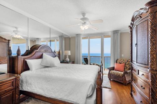 巴拿马城海滩Majestic Beach Towers 1-1701的一间卧室设有一张床和一个海景阳台