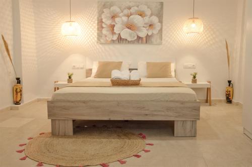 圣加利尼Vel Boutique Suites的一间卧室配有一张大床和地毯。