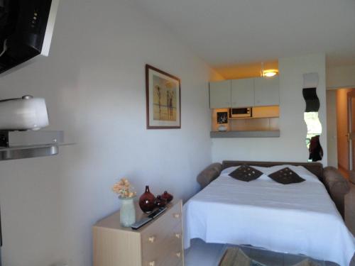 戛纳戛纳特拉瑟海滨及海景公寓 的一间带床的小卧室和一间厨房