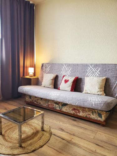 苏佩贝斯Bel appartement spacieux 44m² à SUPER BESSE pour 6 personnes的带沙发和咖啡桌的客厅
