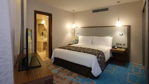 科威特科威特阿尔萨拉亚市假日酒店的一间酒店客房 - 带一张床和一间浴室