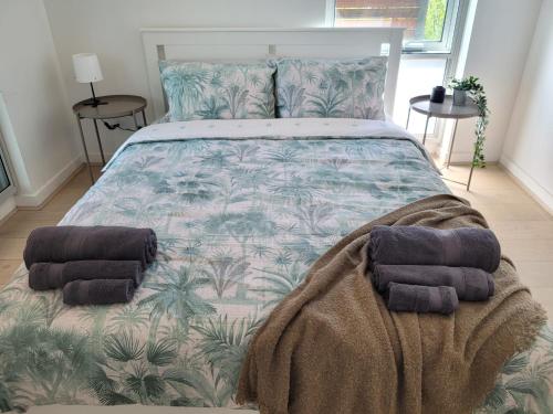 墨尔本Sunset Beach Paradise St Kilda的一间卧室配有一张大床,床上有毯子