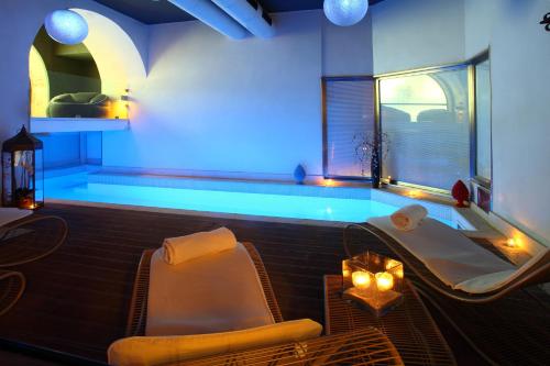 巴勒莫昆托坎多温泉酒店的客房设有带2把椅子和1张桌子的游泳池。
