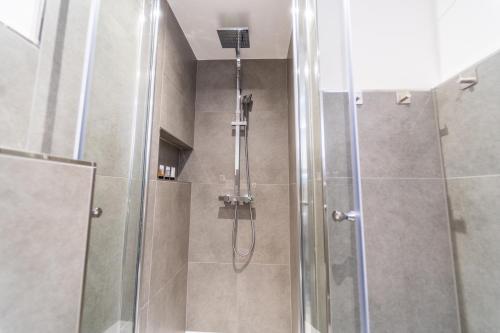 科布伦茨JAWO Apartments Koblenz modern & zentral, Küche & WIFI的浴室里设有玻璃门淋浴