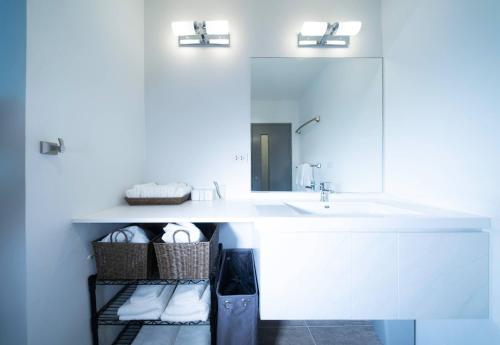梅尔皮姆Mae Phim Grand Blue Condo 508 with pool and seaview的白色的浴室设有水槽和镜子