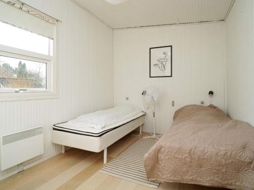 霍尔拜克Holiday home Holbæk III的白色的卧室设有床和窗户