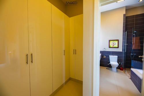 赫尔格达tawila t1-17 -5 bed room big villa的一间带黄色橱柜和卫生间的浴室