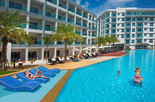 梅尔皮姆Mae Phim Grand Blue Condo 508 with pool and seaview的一座酒店游泳池,游泳池里的人