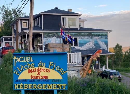 Saint-FulgenceSuite 2, Flèche du fjord, vue Saguenay, Mont Valin的前面有标志的房子