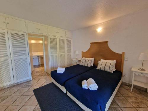 阿尔布费拉douceur d'algarve的一间卧室配有蓝色的床和2个白色枕头