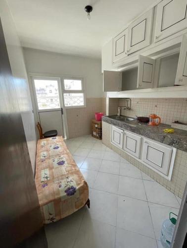 Oulad YakoubAppartement的一间位于客房中间的带一张床的厨房