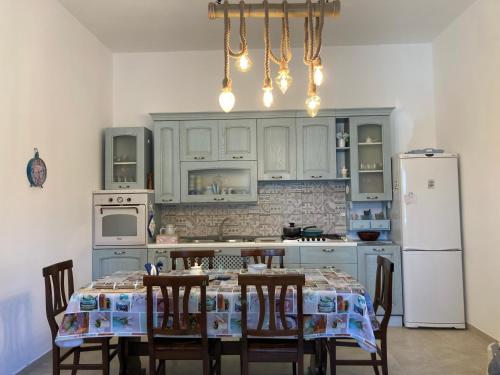 莫诺波利Il Casale Di Kevin的厨房配有桌椅和冰箱。