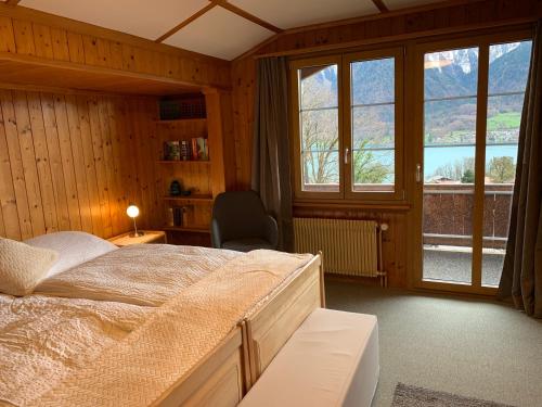 林根贝格Chalet Rosemarie的一间卧室设有一张床和一个大窗户