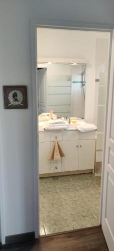 隆瑞莫Ocalm的一间带水槽和镜子的浴室