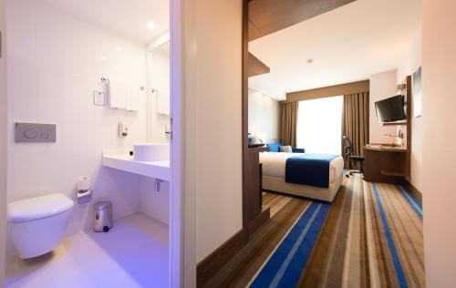 伊斯坦布尔Liv City Hotels的酒店客房设有带床和水槽的浴室