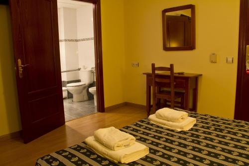 巴尔巴斯特罗克莱门特酒店的客房设有一张床和一间带卫生间的浴室