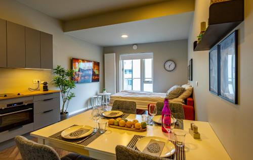 雷克雅未克Iceland SJF Apartments - 401的厨房以及带桌子和床的客厅。