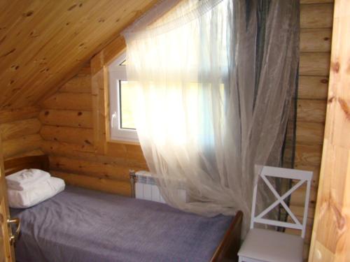 KurnaÜksik Rüütel Hotel的一间卧室设有一张床、一个窗口和梯子