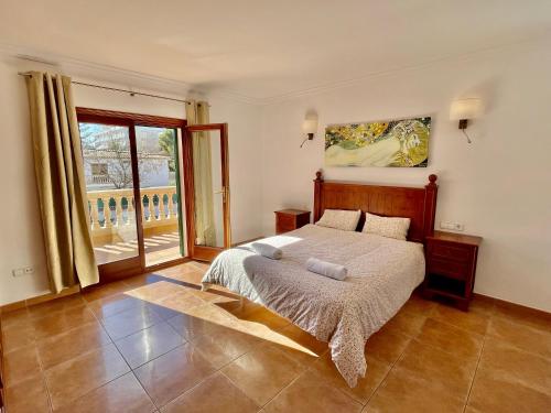 马略卡岛帕尔马Can Jaume Ferienhaus an der Playa de Palma mit Pool的一间卧室设有一张床和一个大窗户