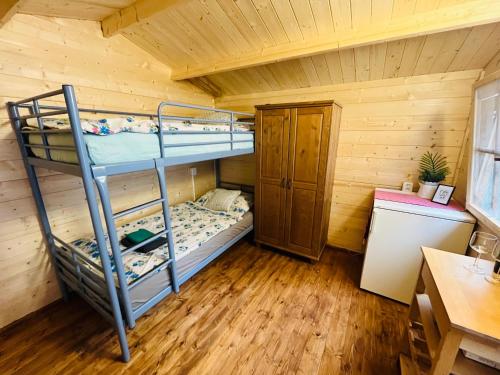 米库洛夫Chatky Daniel-Mikulov, a private campsite just for you的小屋内的双层床间 - 带两张双层床