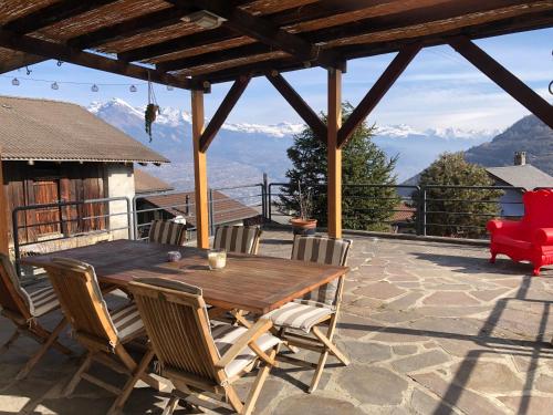 南达Chambre sur terrasse的山景庭院里的一张木桌和椅子