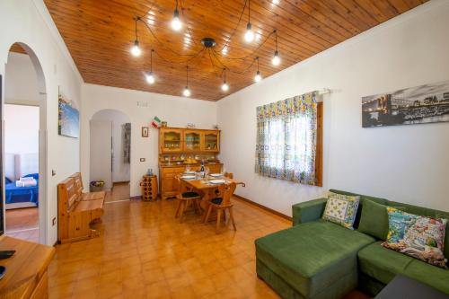 波西塔诺Casa la noce Positano的客厅配有绿色沙发和桌子