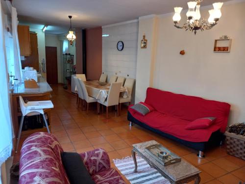 RabalCasa da Ribeira em Rabal的客厅配有红色的沙发和桌子