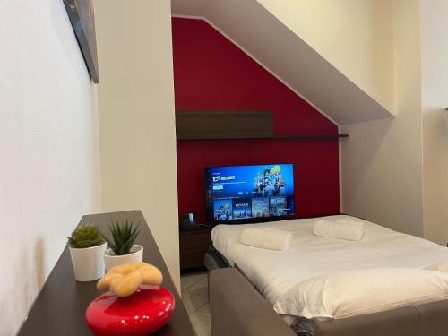 Bovísio-Masciago MilaneseAppartamento Bovisio Via Comasinella的一间卧室配有一张床,墙上配有电视