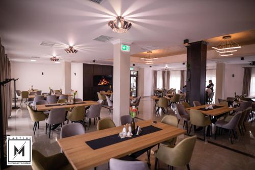 SebeşelMartini Restaurant & Cazare的一间在房间内配有桌椅的餐厅