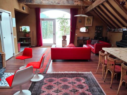 SauwerdTodo Se Pasa Yurt 2的客厅配有红色家具和桌子