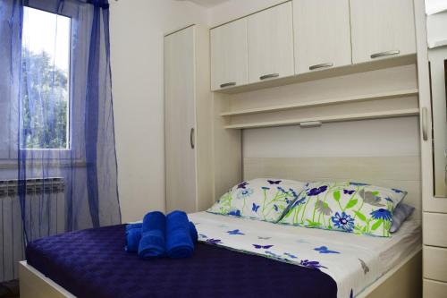 察夫塔特Apartments Miljanic的一间卧室配有双层床,上面有蓝色的毛巾