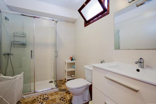 美洲海滩Apartment Garden City 6的带淋浴、卫生间和盥洗盆的浴室