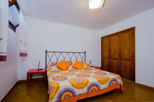 美洲海滩Apartment Garden City 6的一间卧室配有带橙色枕头的床