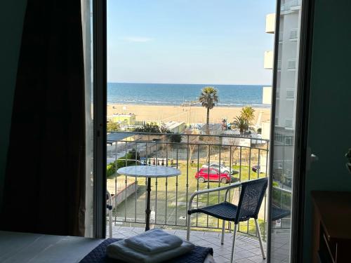 里米尼Hotel Blue Moon的客房设有一个享有海滩美景的阳台。