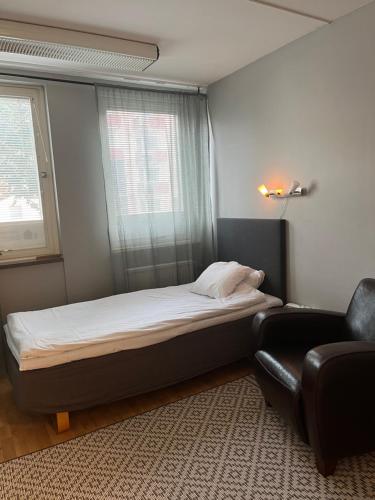 卡尔斯克鲁纳得罗宁家塔斯旅舍的卧室配有床、椅子和窗户。