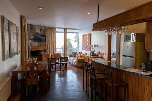 法洛伦斯Casa Farellones的厨房以及带酒吧和用餐室的客厅。