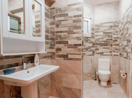 赫尔格达Luxury private villa with pool的一间带水槽和卫生间的浴室