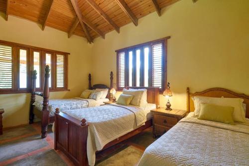 哈拉瓦科阿Fantastic Harmony Chalet in Pinar del Sol的带窗户和两张床的客房内的两张床
