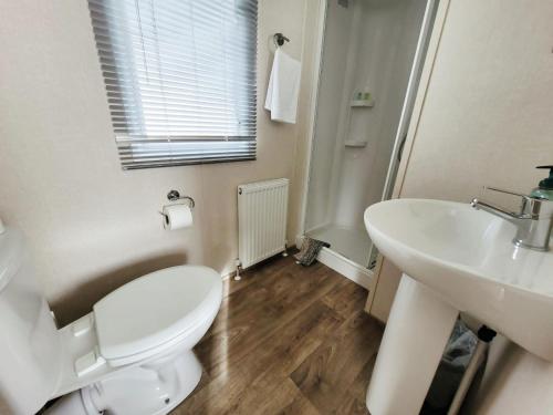 南塞尔尼Nightingale的白色的浴室设有卫生间和水槽。